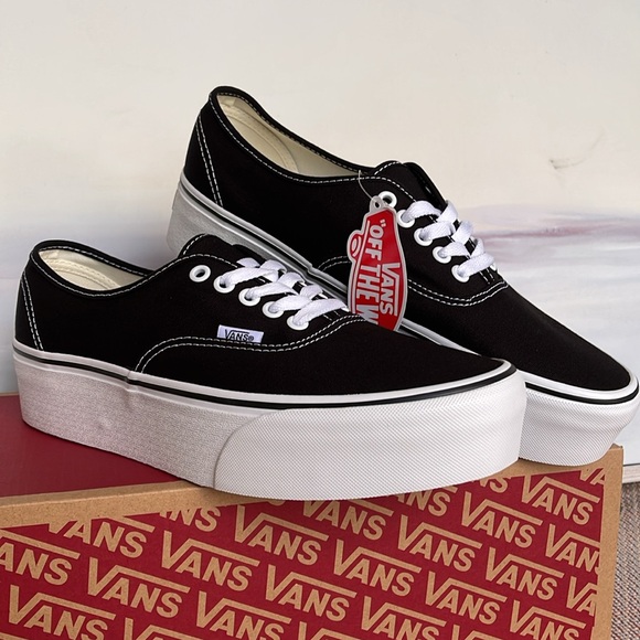 Vans Men’s Authentic Stacked
Canvas Black/True White
VN0A5KXXBMX
Platforms - Picture 4 of 16